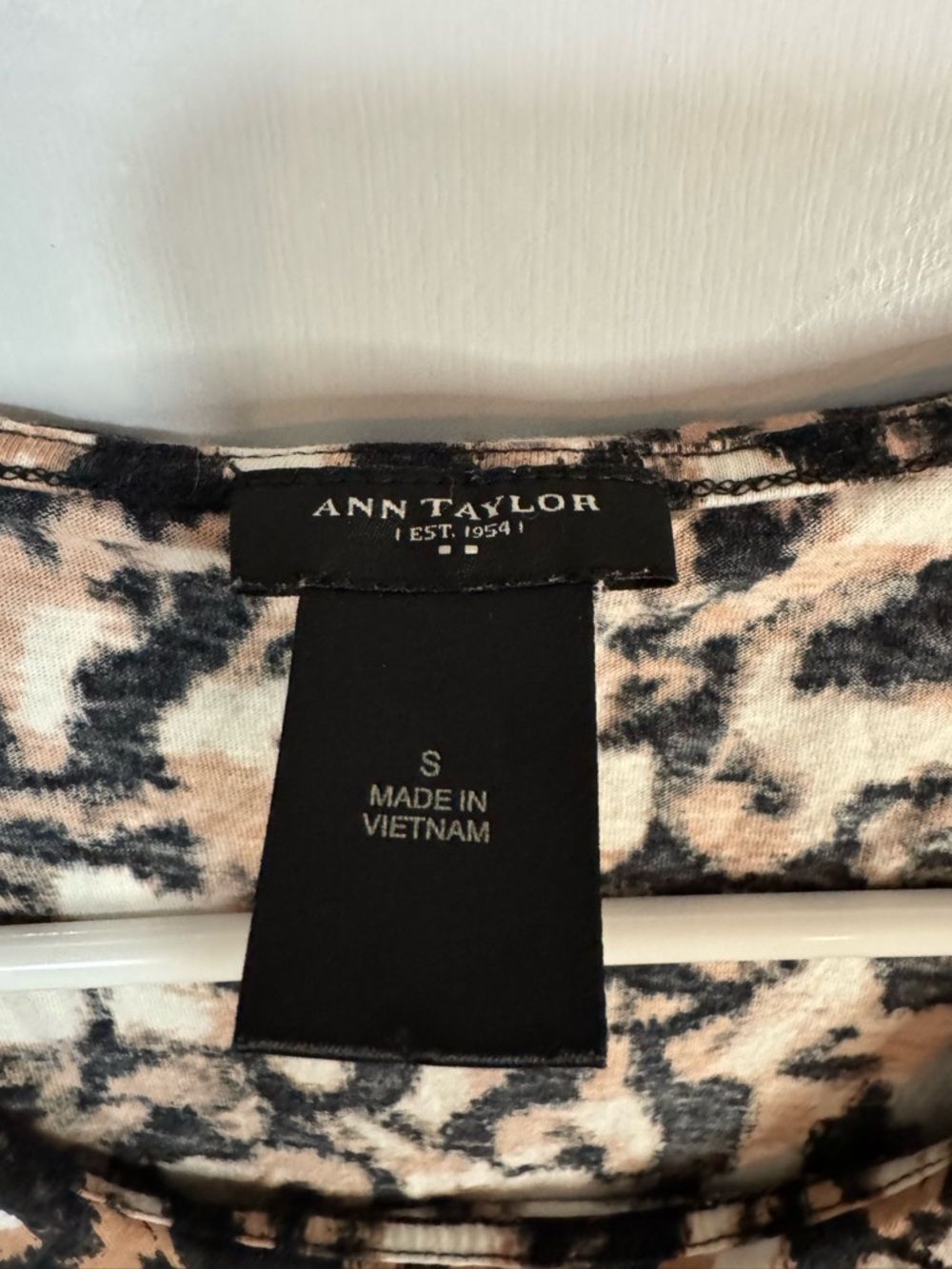 5/$32 Ann Taylor Animal Prints Sleeveless Top Size Small - Picture 3 of 7